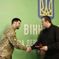 Начальник ОВА Сергій Борзов вручає нагороду військовому