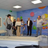 учасники заходу оглядають обладнання