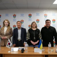 Заступник начальника ОВА (CDTO) Андрій Кавунець, Президент Корейсько-української асоціації нового будівництва пан Лі Янг Гу та учасники зустрічі