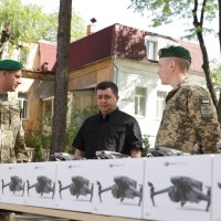 Заступник начальника ОВА Андрій Кавунець, військові Державної прикордонної служби України під час передачі дронів