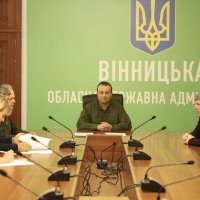 Люди в залі засідань