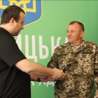 Вручення нагороди військовому