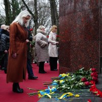 Перший заступник Начальника ОВА Наталя Заболотна та заступник Начальника ОВА Сергій Здітовецький вшановують пам'ять полеглих воїнів-інтернаціоналістів