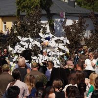 Люди вшановують пам’ять загиблих біля Меморіалу пам'яті жертв російського обстрілу міста 14 липня 2022 року 