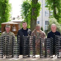 Заступник начальника ОВА Сергій Здітовецький, військовий, виробник дронів та заступник директора Департаменту з питань цивільного захисту, ресурсного забезпечення сил оборони і безпеки ОВА Валерій Індик біля дронів