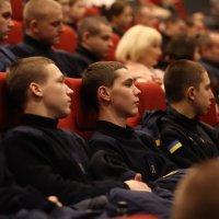 фото людей в залі