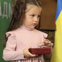 Дівчинка тримає у руках нагороду