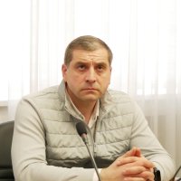 Учасник засідання в конференц-залі ОВА