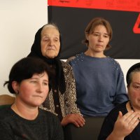 люди в залі засідань 