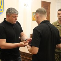 Заступник начальника ОВА Олександр Піщик вручає нагороду