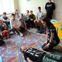 учасники заходу під час навчання з надання долікарської допомоги