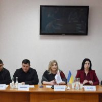 Народна депутатка України Ірина Борзова, заступник начальника ОВА Андрій Кавунець та учасники круглого столу