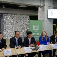 учасники делегація Посольства Китайської Народної Республіки в Україні та перекладач