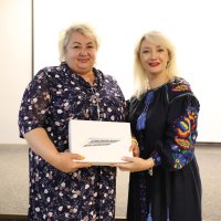Перша заступниця Начальника ОВА Наталя Заболотна та учасниця заходу, яка отримала планшет