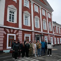ветерани та учасники промотуру біля замку-палацу Холоневських
