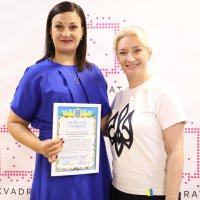Перша заступниця Начальника ОВА Наталя Заболотна та учасниця заходу під час вручення грамоти