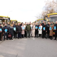 Начальник ОВА Сергій Борзов, Перший заступник Начальника ОВА Наталя Заболотна та представники громад під час передачі шкільних автобусів