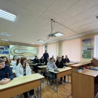 Фото з заходів. Люди в аудиторії сидять за столами