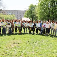 Жінки й дівчата з картинами в руках після заходу в межах Дня спільнодії