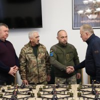 Заступник Начальника ОВА Сергій Здітовецький, голова обласної Ради Вячеслав Соколовий та військові під час передачі дронів