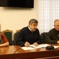 Люди в залі засідань