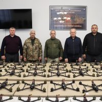 Заступник Начальника ОВА Сергій Здітовецький, голова обласної Ради Вячеслав Соколовий, директор департаменту з питань цивільного захисту, ресурсного забезпечення сил оборони і безпеки ОВА Богдан Зубчик та військові під час передачі дронів
