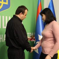 Начальник ОВА Сергій Борзов передає нагороду