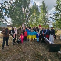 Діти з дорослими проводять час на природі і на культурних заходах