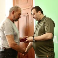 Начальник ОВА Сергій Борзов під час вручення посмертних нагород