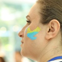 Жінка з малюнком української символіки на щоці