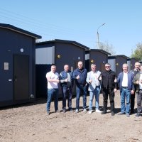 Заступники начальника ОВА Андрій Кавунець та Олександр Піщик, голова Офісу Національного комітету Центрально-Західного регіону Товариства Червоного Хреста України ВолодимирРуденко та учасники зустрічі біля блочно-модульних котелень