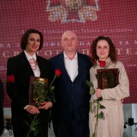 Начальник Військово-медичного клінічного центру Центрального регіону Сергій Пашковський та фахівчині, які отримали відзнаки