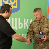 Вручення нагороди військовому