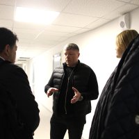 заступник начальника ОВА Олександр Піщик та учасники зустрічі оглядають лікарню