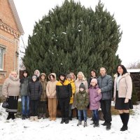 Перша заступниця Начальника ОВА Наталя Заболотна та родина Кривогорніциних біля будинку
