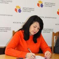 Учасник наради підписує договір.