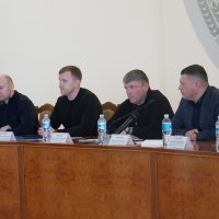 заступник начальника ОВА Олександр Піщик, начальник управління дорожнього господарства ОВА Артем Войтович та учасники зустрічі