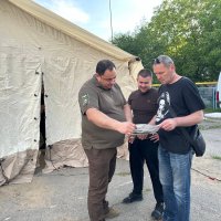 Керівник Департаменту ЦЗ з працівниками біля розгорнутого пункту надання допомоги постраждалому населенню
