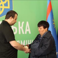 Начальник ОВА Сергій Борзов вручає посмертну нагороду