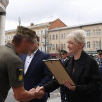 Перша заступниця Начальника ОВА Наталя Заболотна вручає Почесну грамоту військовому