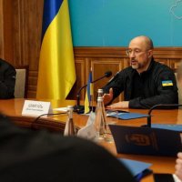 Люди в залі