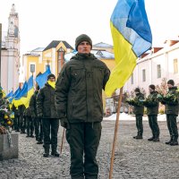 Курсанти з прапорами України