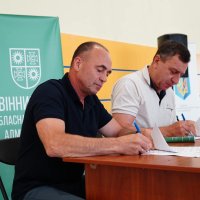 учасники заходу під час підписання меморандуму