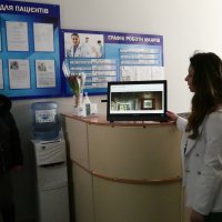 Директорка ЦПМСД Юлія Петлінська показує слайди "до і після ремонту"