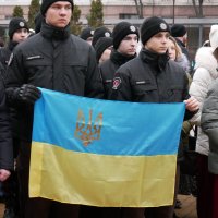 курсанти з прапорами України на вулиці
