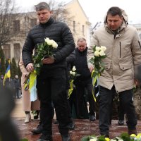 Заступник Начальника ОВА Олександр Піщик під час покладання квітів до "Дерева Свободи"