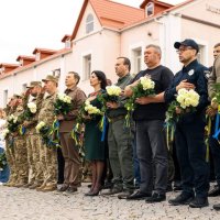 Покладання квітів