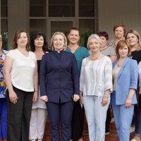 Віцепрем'єр-міністр з питань реінтеграції тимчасово окупованих територій Ірина Верещук, Перший заступник Начальника ОВА Наталя Заболотна та учасники зустрічі