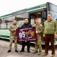 Начальник ОВА Сергій Борзов та військові, яким передають автобус