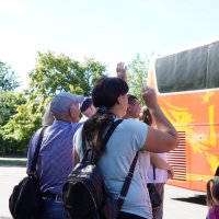 Батьки проводжають своїх дітей